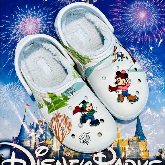 💙 Disney Christmas Holiday 2023 Crocs Mickey And Minnie Skating New with tags! - Picture 9 of 14